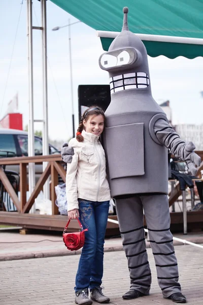 Menina com um robô Bender . — Fotografia de Stock