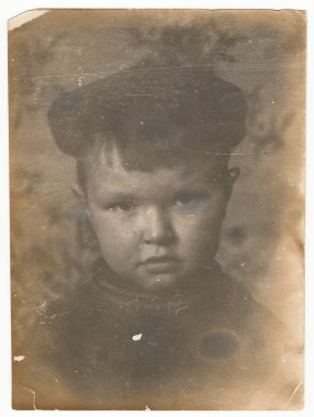 Küçük bir çocuk siyah beyaz portre fotoğrafı.
