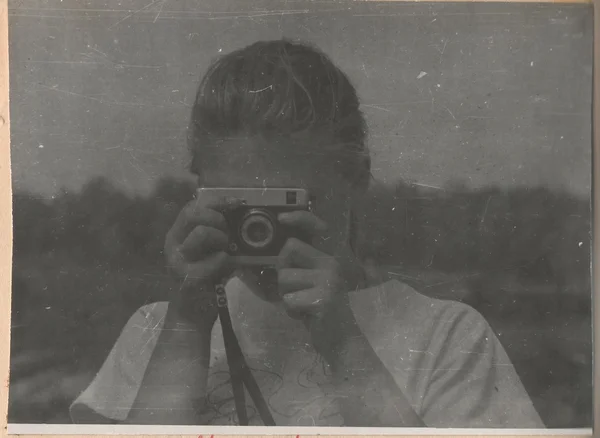 Retrato de uma menina bonita com uma câmera de filme . — Fotografia de Stock