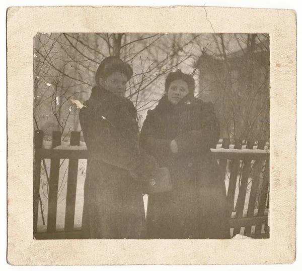 Retrato de dos hermosas mujeres jóvenes . —  Fotos de Stock