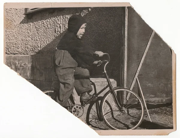 Niño pequeño en una bicicleta. — Foto de Stock