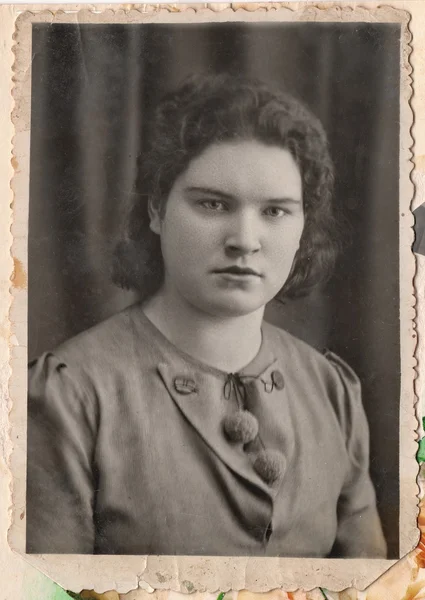 Retrato preto e branco de uma menina bonita. — Fotografia de Stock