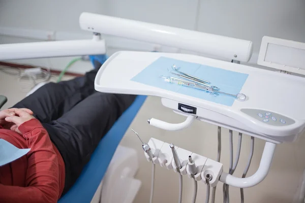 Instrumentos dentales en el consultorio del dentista . —  Fotos de Stock