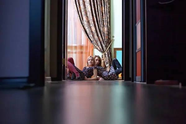 Two beautiful girls sitting on the floor. — Stock Photo, Image