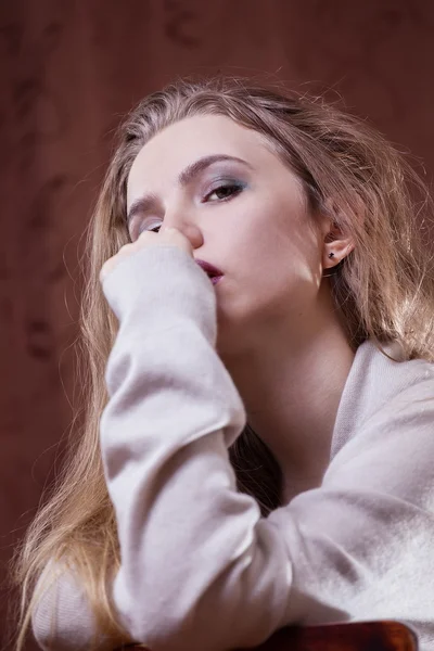 Jovem linda menina loira é triste . — Fotografia de Stock