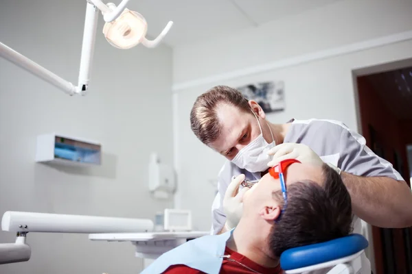 Οδοντίατρος κάνει οδοντιατρική θεραπεία στον ασθενή. — Φωτογραφία Αρχείου