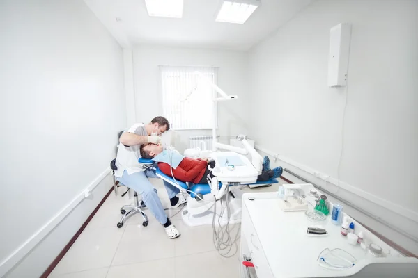 Dentist makes dental treatment to the patient. — Stock Photo, Image