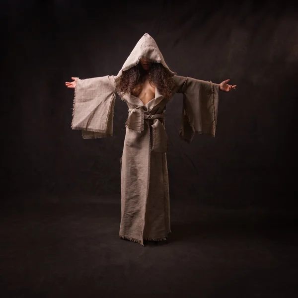 性感的女人穿长袍 — 图库照片