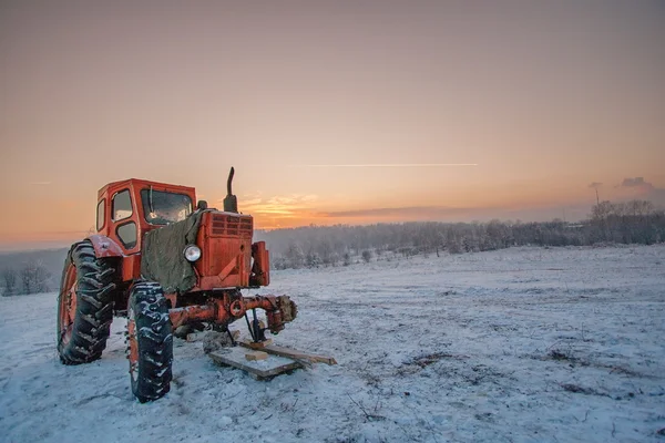 Ein kaputter Traktor auf dem Feld — Stockfoto