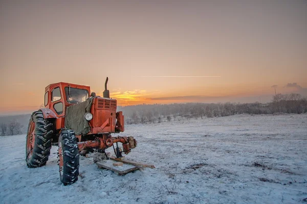 Un tractor roto en el campo — Foto de Stock