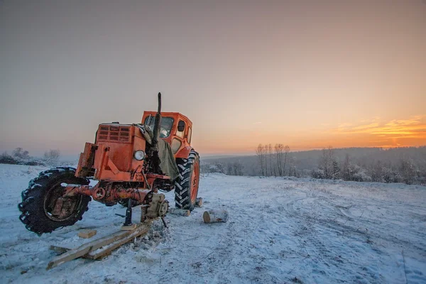 En trasiga traktor på fältet — Stockfoto