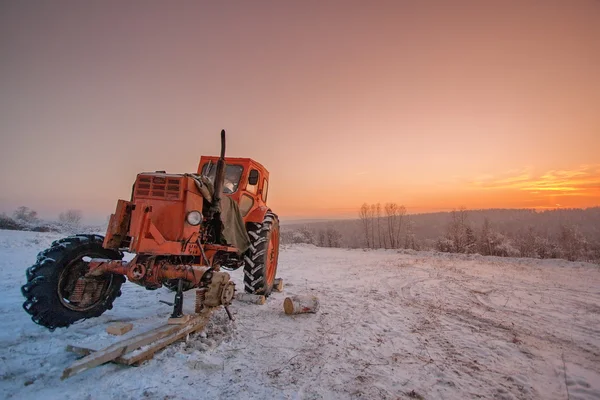 Um tractor avariado no campo — Fotografia de Stock