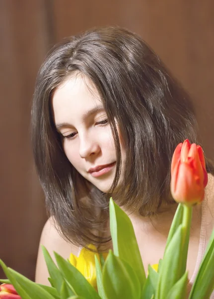 Jong meisje met tulpen. — Stockfoto