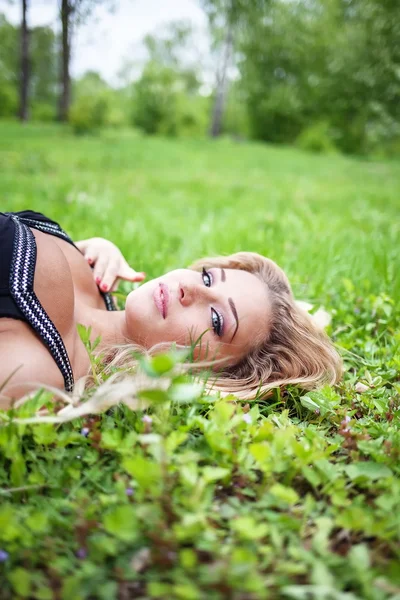 Beautiful Young Woman Outdoors. — Stock Photo, Image