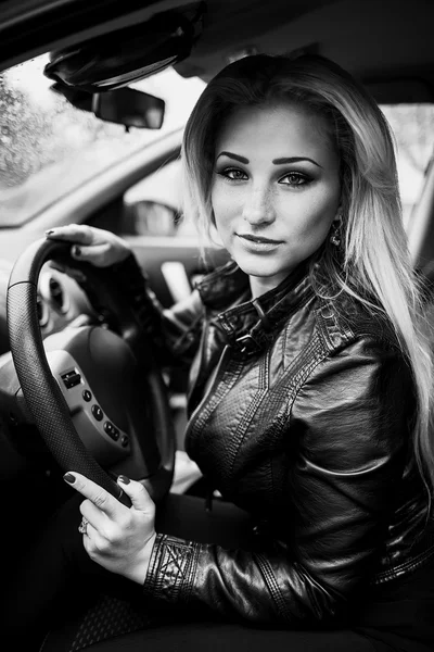 Retrato de una joven rubia sonriente en coche . —  Fotos de Stock