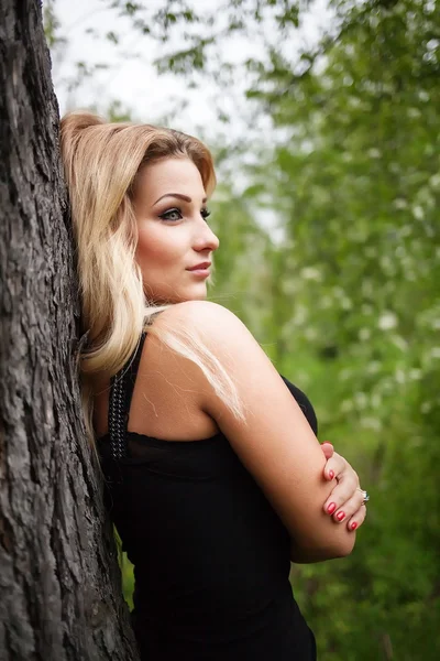 Menina bonita no parque. — Fotografia de Stock