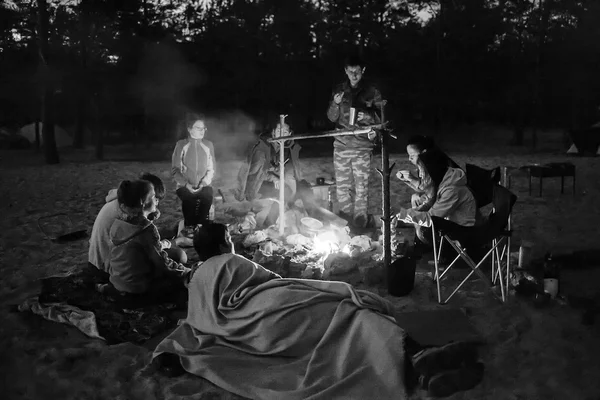 Touristen am Lagerfeuer bei Nacht. — Stockfoto