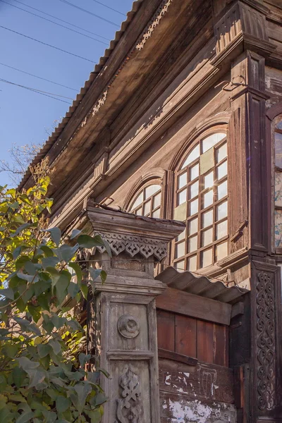 Antigua casa en la ciudad de Irkutsk — Foto de Stock