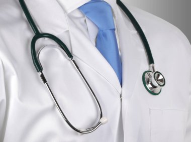 Boynunda steteskop asılı beyaz önlüklü doktor.