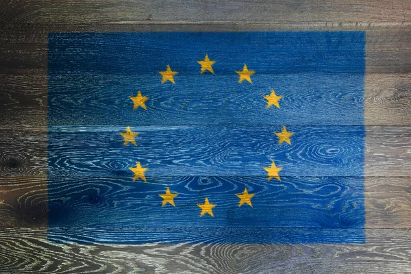 旧木表面背景上的欧盟旗帜 — 图库照片