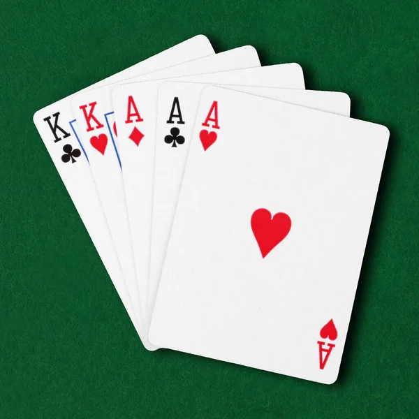 Jugando cartas casa llena ases sobre reyes en mesa de cartas verdes —  Fotos de Stock