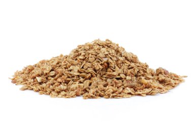 Beyaz arka planda bir yığın granola.