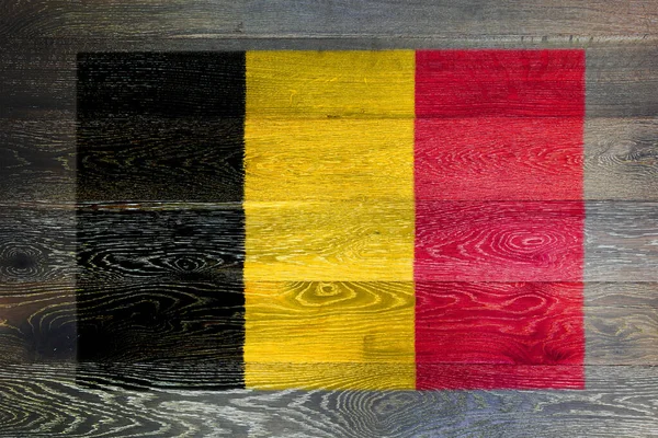 素朴な古い木の表面の背景にベルギー国旗 — ストック写真