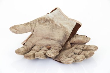 Beyaz bir arka planda deri eldiven