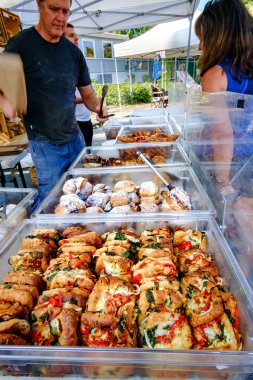 21 Ağustos 2021 - Kanada 'daki Qualicum Beach: Yerel çiftçi pazarındaki Bodhis Esnaf Fırını' ndan ekmek satın alan müşteriler