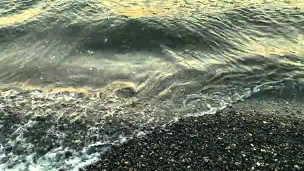 Részlet hullámok kavicsos strand köpés naplementekor Port San Juan, Port Renfrew, Brit Columbia, Kanada — Stock videók