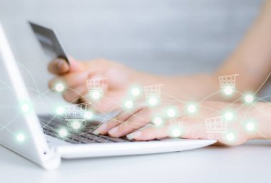 Elleri klavyede dizüstü bilgisayar teknolojisinden alışveriş yapıyor.