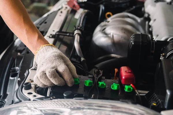 Auto Mekaniker Kontrollera Bilbatteriet Destillerat Vatten Nivå — Stockfoto