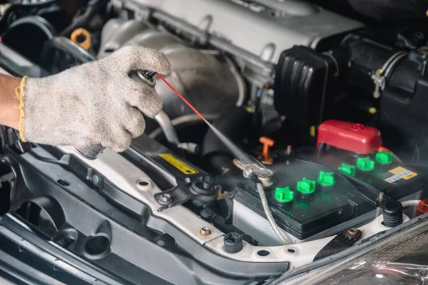 Automechaniker Reparatur Wartung Und Kfz Inspektion Reinigung Batterie — Stockfoto
