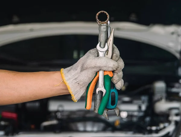 Hand Des Automechanikers Mit Schraubenschlüssel Automechaniker Reparatur Wartung Und Kfz — Stockfoto