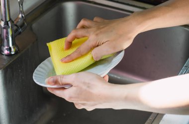 Mutfaktaki bulaşıkları yıka..