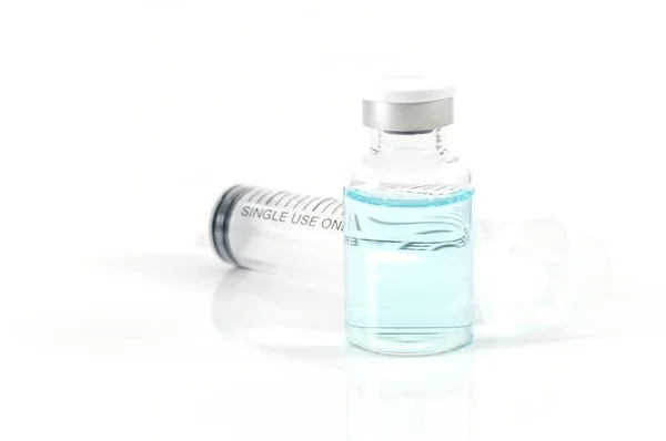 Φιάλη Αντιικού Εμβολίου Και Ιατρική Σύριγγα Λευκό Φόντο — Φωτογραφία Αρχείου
