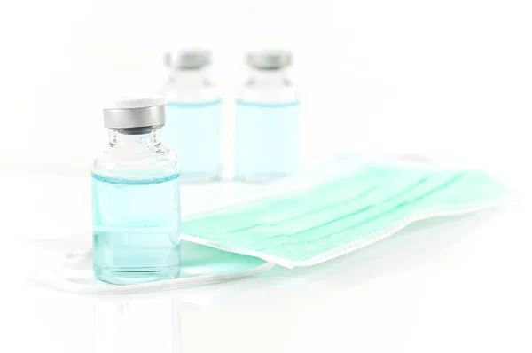 Flacone Vaccino Antivirale Maschera Facciale Sfondo Bianco — Foto Stock