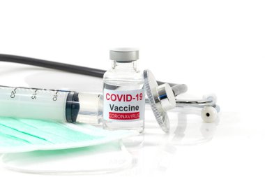 Antiviral aşı covid-19 şişe ve beyaz bir grup üzerinde tıbbi şırınga