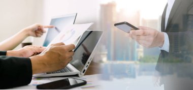 İşletme, dijital tablet dizüstü bilgisayarla başarı ofisinde çalışıyor. Çift pozlama görüntüsü hesaplanıyor