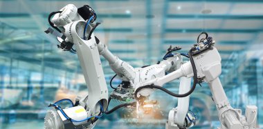 Otomatik robotlar ve mekanik silahlarla endüstriyel üretim teknolojisi
