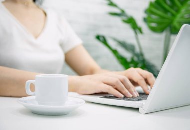 Kadınlar çevrimiçi bilgisayarlarla çalışırdı.