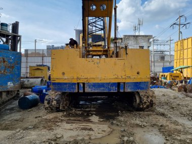 İnşaat alanı sanayi kazma makinesinde vinçler