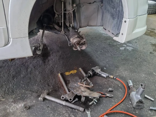 Car Repair Hand Tools Car Wheel Removal — Zdjęcie stockowe