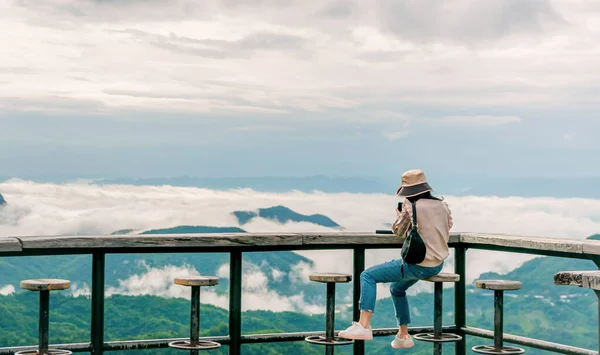 Женщина Сидит Деревянном Балконе Смотрит Горы Туман — стоковое фото