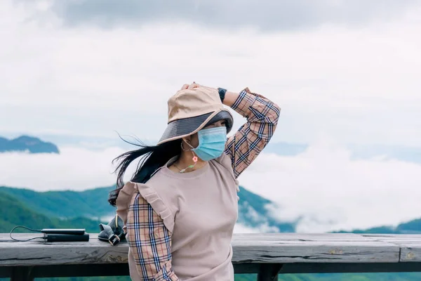 Женщина Маске Сидит Деревянном Балконе Смотрит Горы Туман — стоковое фото