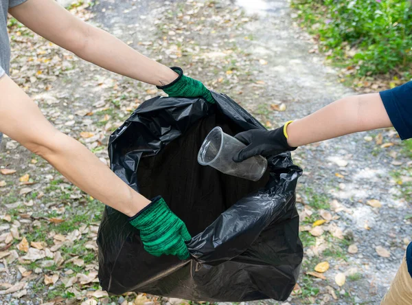 Ludzka Ręka Zbiera Odpady Tworzyw Sztucznych Workach Śmieci Dla Środowiska — Zdjęcie stockowe