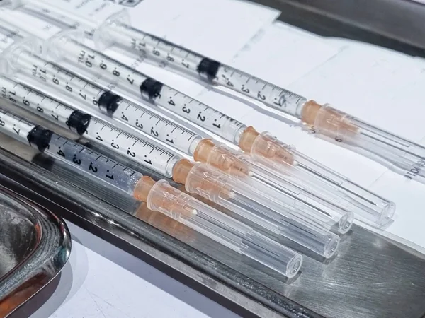 Una Siringa Con Vaccino Liquido Laboratorio Sviluppo — Foto Stock