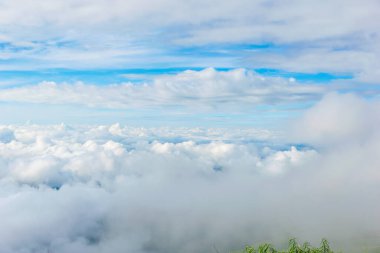 Sis doğası ve gökyüzü parlak