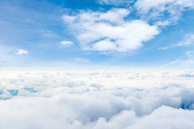 Sis doğası ve gökyüzü parlak