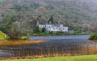 İrlanda 'daki Kylemore Manastırı